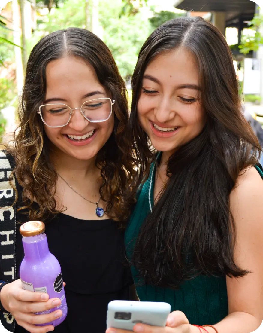 Foto de dos chicas sonriendo